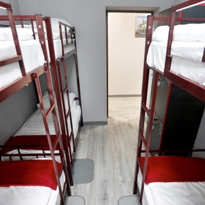 Кровать в мужском шестиместном номере