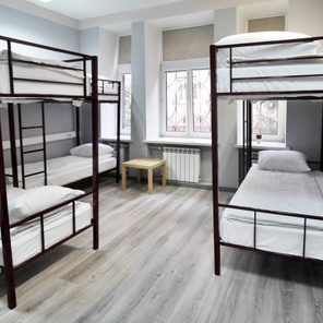 Кровать в мужском десятиместном номере