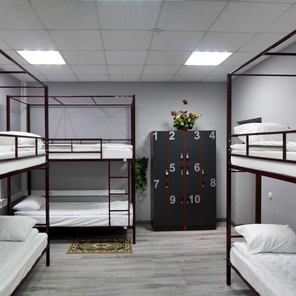 Кровать в мужском десятиместном номере