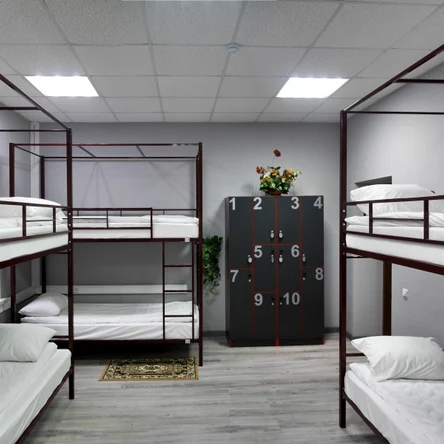 Кровать в мужском десятиместном номере