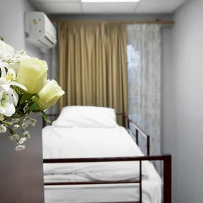 Кровать в женском номере