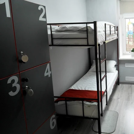 Кровать в мужском шестиместном номере