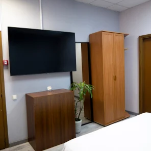 Кровать в мужском шестиместном номере (с TV)