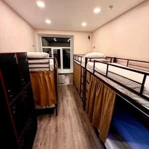 Кровать в мужском шестиместном номере