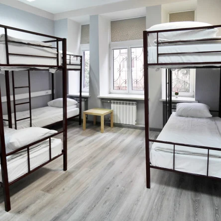 Кровать в мужском восьмиместном номере